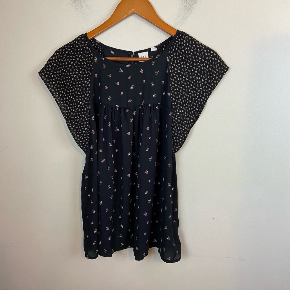 Gap Dark Floral Ditzy Floral Flutter Sleeve Lightweight Blouse Size XS Fall‎